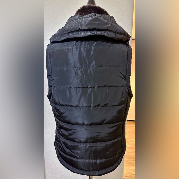 Love Tree Size M Women Black Faux Fur Collar Puffer Vest Zipper Detail - Picture 6 of 8